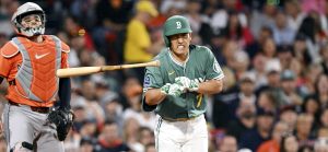 アストロズ戦の７回、死球を受けたレッドソックス・吉田＝ボストン（ゲッティ＝共同）