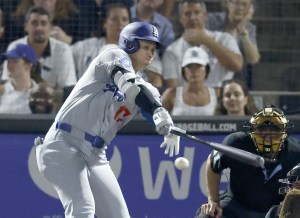 レイズ戦の４回、右前打を放つドジャース・大谷＝タンパ（共同）