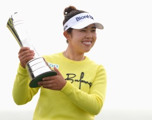 通算１１アンダーでＡＩＧ全英女子オープンを制し、笑顔でトロフィーを掲げる山下美夢有＝ロイヤルポースコールＧＣ（共同）