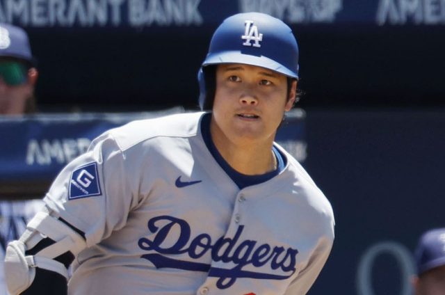 レイズ戦の９回、二塁打を放ち一塁を回るドジャース・大谷＝タンパ（共同）