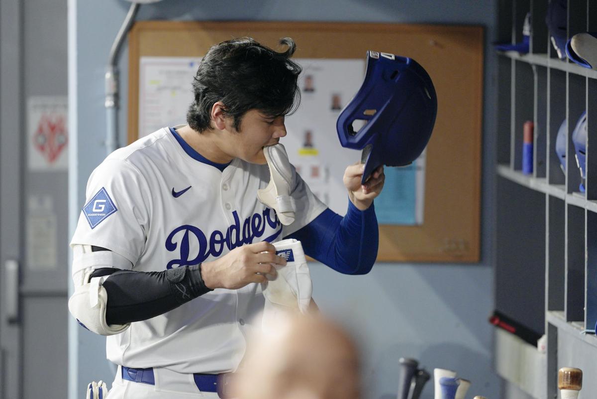 カージナルス戦の３回、二ゴロに倒れベンチに戻ったドジャース・大谷＝ロサンゼルス（共同）