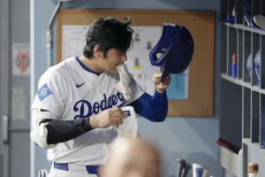 カージナルス戦の３回、二ゴロに倒れベンチに戻ったドジャース・大谷＝ロサンゼルス（共同）