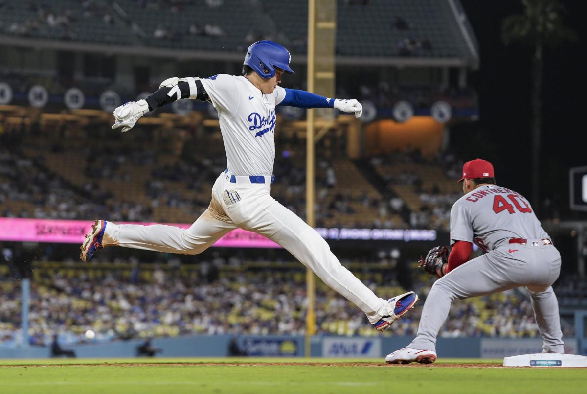 カージナルス戦の８回、三塁内野安打を放ち一塁に駆け込むドジャース・大谷（共同）