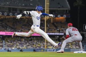 カージナルス戦の８回、三塁内野安打を放ち一塁に駆け込むドジャース・大谷（共同）