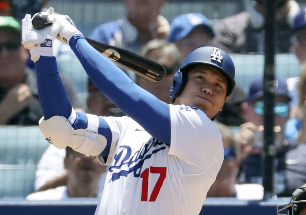 カージナルス戦の３回、３９号２ランを放つドジャース・大谷。メジャー通算千安打を達成した＝ロサンゼルス（共同）