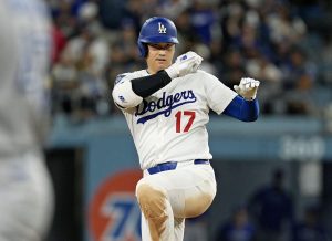 ブルージェイズ戦の５回、二塁打を放ちポーズをとるドジャース・大谷＝ロサンゼルス（共同）