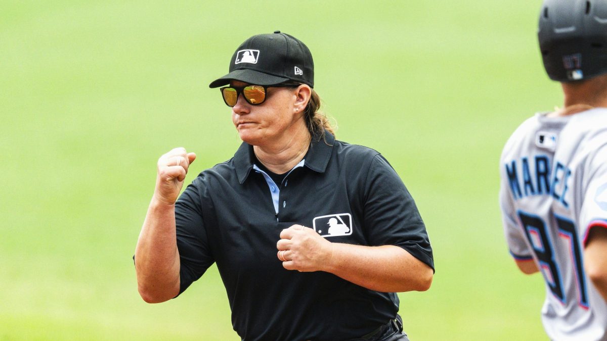 ブレーブス―マーリンズのダブルヘッダー第１試合で一塁塁審を務めるジェン・パウォルさん＝９日、アトランタ（ゲッティ＝共同）