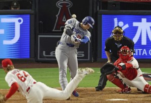 エンゼルス戦の８回、３試合連続本塁打となる４２号ソロを放つドジャース・大谷。投手Ｓ・アンダーソン＝アナハイム（共同）