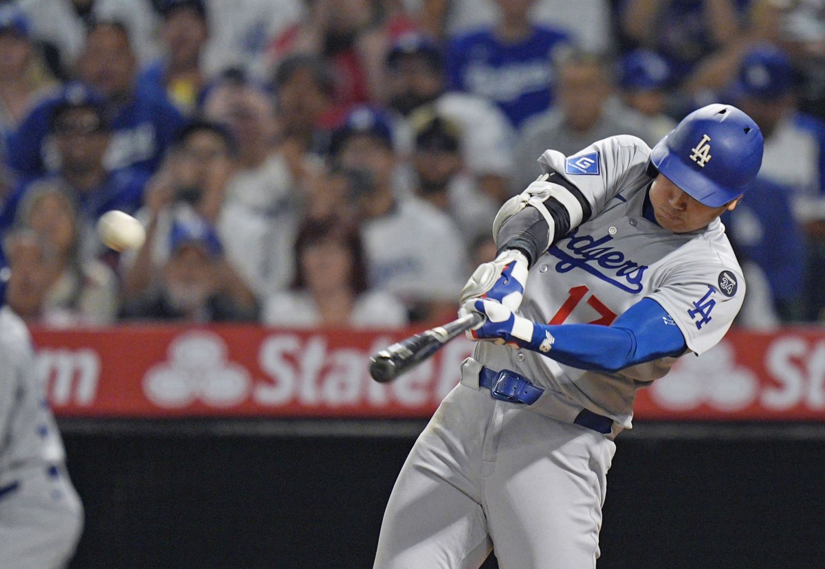 エンゼルス戦の９回、４試合連続本塁打となる４３号ソロを放つドジャース・大谷＝アナハイム（共同）