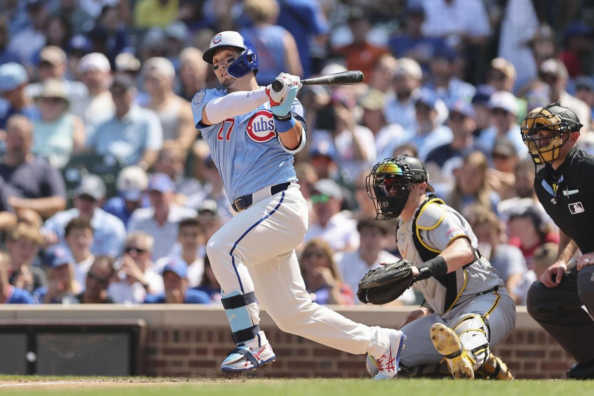パイレーツ戦の４回、二塁打を放つカブス・鈴木＝シカゴ（ゲッティ＝共同）
