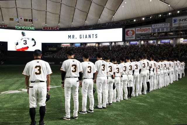 黙とうする巨人の選手ら