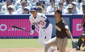 パドレス戦の１回、右前打を放つドジャース・大谷。投手ダルビッシュ＝ロサンゼルス（共同）