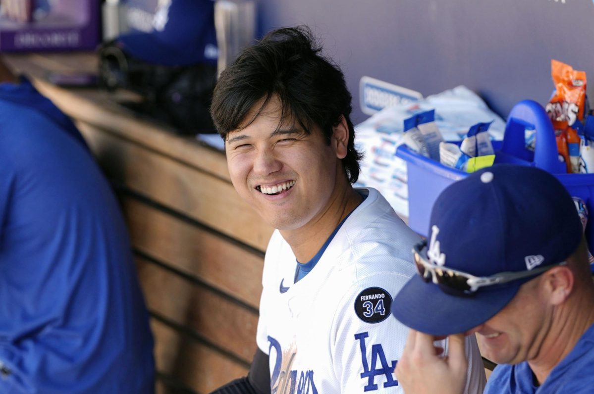 パドレス戦の９回、ベンチで笑顔を見せるドジャース・大谷＝ロサンゼルス（共同）