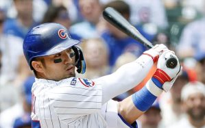 ブルワーズ戦の１回、中前打を放つカブス・鈴木＝シカゴ（共同）