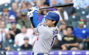 ロッキーズ戦の１回、右前打を放つドジャース・大谷＝デンバー（共同）
