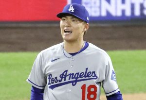 ロッキーズ戦の７回、トーバーに同点ソロを浴びたドジャース・山本＝デンバー（共同）