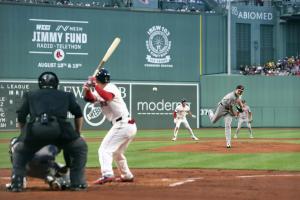 レッドソックス戦の１回、吉田と対戦するオリオールズ先発の菅野＝ボストン（ゲッティ＝共同）