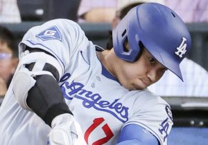 ロッキーズ戦の２回、４４号ソロを放つドジャース・大谷＝デンバー（共同）