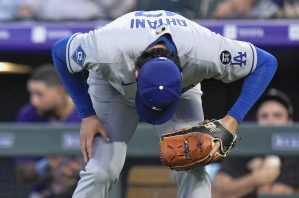 ロッキーズ戦の４回、アルシアの打球が当たったドジャース・大谷＝デンバー（共同）