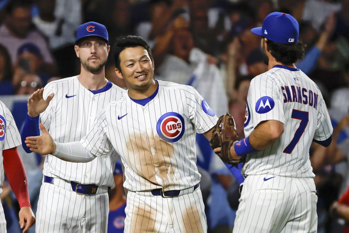 ブルワーズに勝利し、笑顔でチームメートを迎えるカブス・鈴木＝シカゴ（共同）