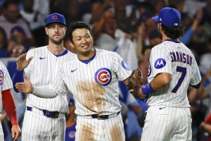 ブルワーズに勝利し、笑顔でチームメートを迎えるカブス・鈴木＝シカゴ（共同）