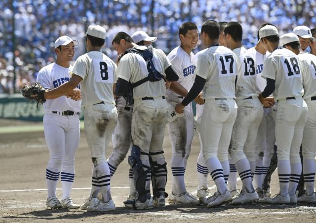 健闘たたえ合う県岐阜商 高野　日大三―県岐阜商