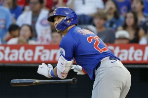 エンゼルス戦の３回、左犠飛を放つカブス・鈴木＝アナハイム（共同）