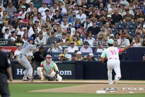 パドレス戦の１回、ダルビッシュ（１１）と対戦するドジャース・大谷＝サンディエゴ（共同）