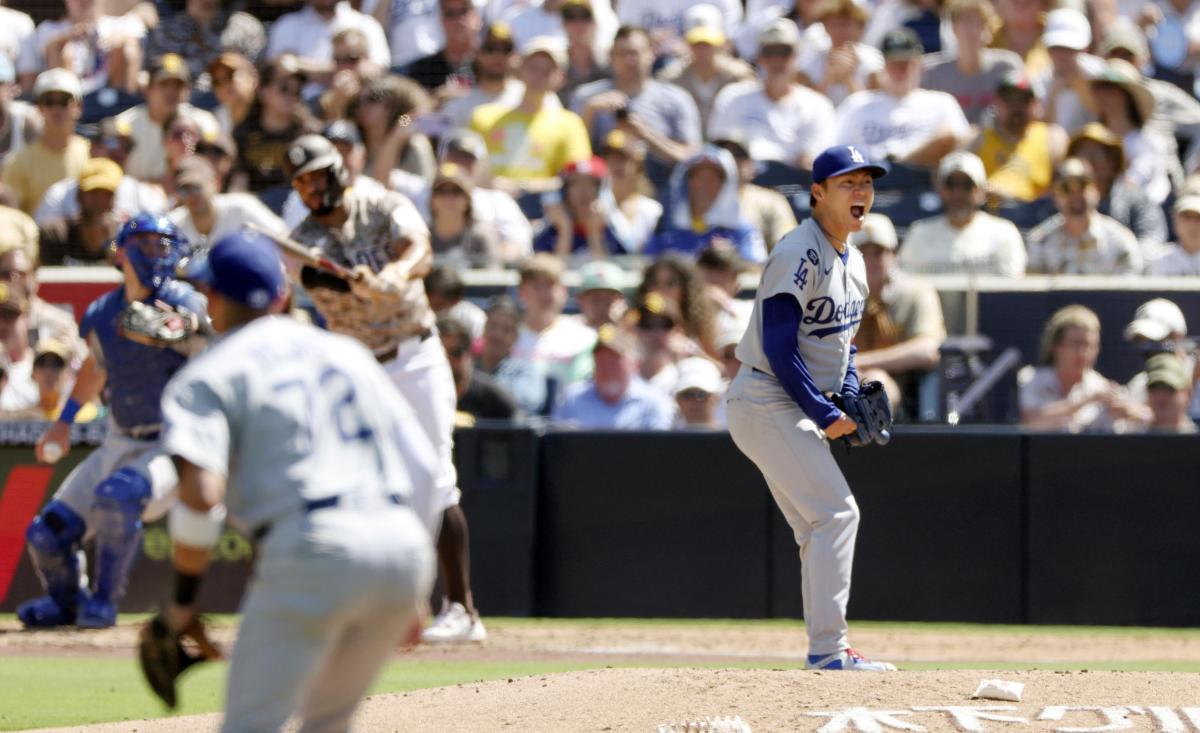 パドレス戦の６回、ボガーツを空振り三振に仕留め声を上げるドジャース・山本＝サンディエゴ（共同）