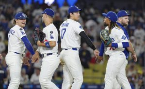 レッズに勝利し、チームメートとタッチを交わすドジャース・大谷（中央）＝ロサンゼルス（共同）