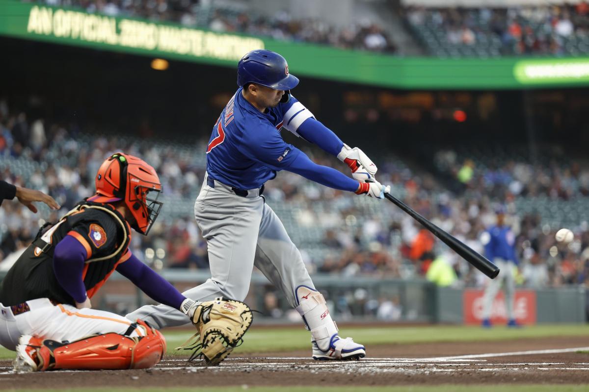 ジャイアンツ戦の１回、中前打を放つカブス・鈴木＝サンフランシスコ（共同）