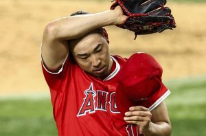 レンジャーズ戦に先発し、３回を投げ終えたエンゼルス・菊池＝アーリントン（イマジンイメージズ・ロイター＝共同）