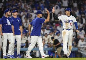 レッズに勝利し、チームメートとタッチを交わすドジャース・大谷（右端）＝ロサンゼルス（共同）