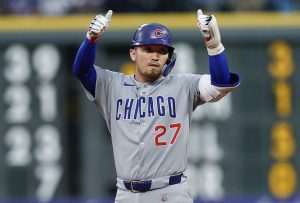 ロッキーズ戦の３回、二塁打を放ちポーズをとるカブス・鈴木＝デンバー（イマジンイメージズ・ロイター＝共同）