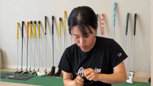 勝みなみが「美容」勉強中？　ゴルフクラブを背に“スキンケア”に真剣なまなざし