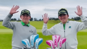 「明愛ブルー」「千怜ピンク」岩井ツインズがおそろい“姉妹キャディバッグ”を笑顔で紹介