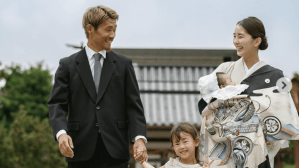 サッカー日本代表・守田和正、家族とのお宮参り写真公開「素敵家族」「めっちゃ最高」