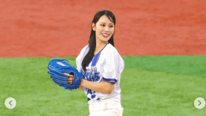 鈴木愛佳子、ミニスカ始球式で豪快投球！「すべてが美しい」「楽しんでる」とネット注目