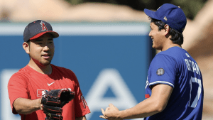 大谷翔平、”先輩”菊池雄星と笑顔で交流　「何話してるのかな」「後輩の顔になってますね」