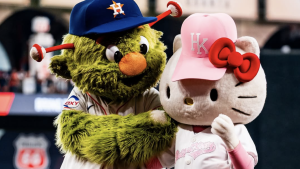 イチャイチャ腕組みで「スーパーキュートな始球式」アストロズ恒例のキティちゃん人気イベントに反響