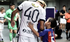 長友キッズが鈴木優磨に“背中ポンポン“　ほっこり交流シーンが話題に「漂う大物感」「いい写真」