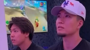 千賀滉大と通訳がマリカで“ガチ対戦”！　白熱のバトルに「メジャー選手がやってんのワロタ」「かわいすぎる」