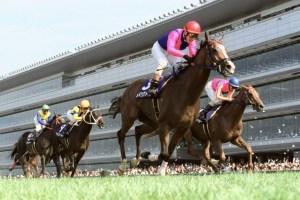 第４２回宝塚記念、１着でゴールするメイショウドトウ（手前）と２着のテイエムオペラオー（右端）＝阪神競馬場（代表撮影）