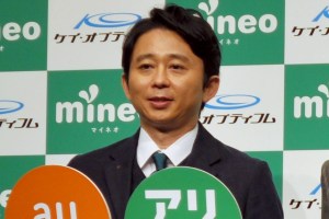 格安スマートフォンをＰＲするケイ・オプティコムの藤野隆雄社長（中央）。右はタレントのベッキーさん、左は有吉弘行さん＝２６日午後、東京都港区