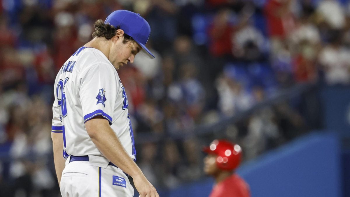 先制２ラン浴びたバウアー ＤｅＮＡ―広島２０ 　４回、広島・モンテロ（奥）に先制の２ランを浴びたＤｅＮＡのバウアー＝横浜