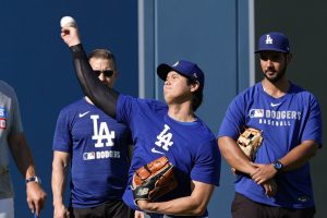 キャッチボールするドジャース・大谷＝ロサンゼルス（共同）