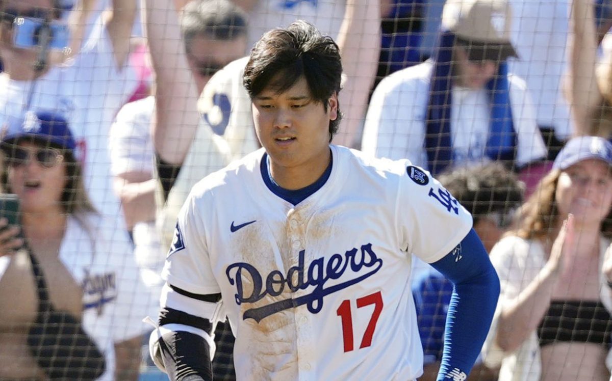 ダイヤモンドバックス戦の９回、代打スミスのサヨナラ本塁打でベンチを飛び出すドジャース・大谷＝ロサンゼルス（共同）
