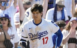 ダイヤモンドバックス戦の９回、代打スミスのサヨナラ本塁打でベンチを飛び出すドジャース・大谷＝ロサンゼルス（共同）