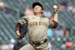 ツインズ戦の６回、登板したパドレス・松井＝ミネアポリス（ゲッティ＝共同）