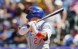 ロッキーズ戦の３回、先制の２点二塁打を放つカブス・鈴木＝デンバー（ゲッティ＝共同）